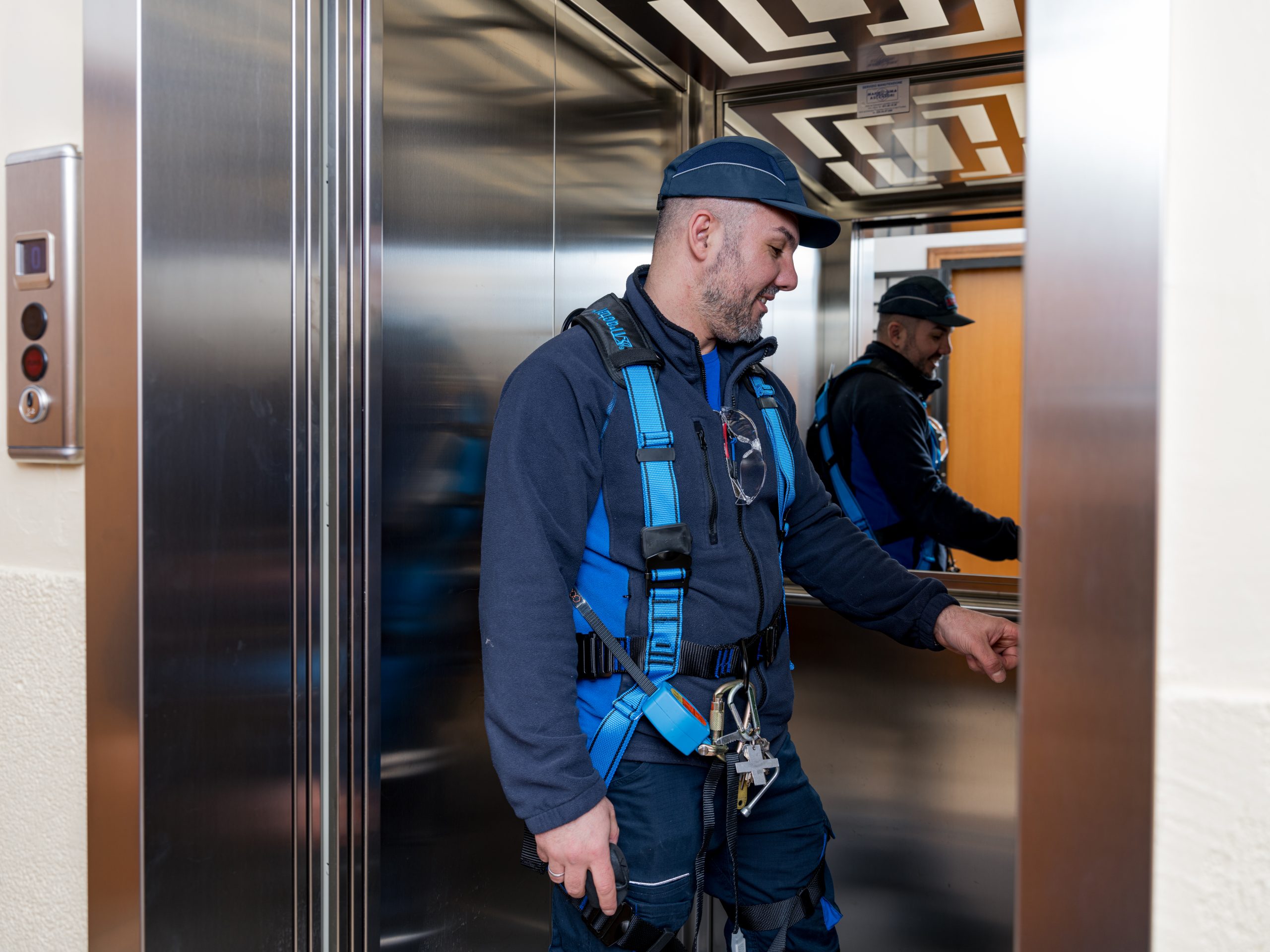 Tecnico in ascensore Tecnico Maribo-Sima su un ascensore